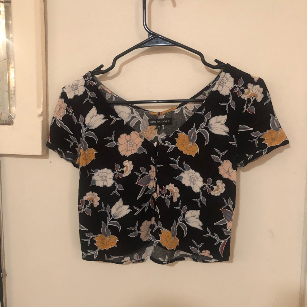 Kendall&Kylie Cropped floral button up blouse
